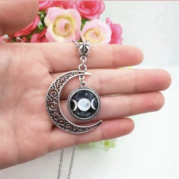 New Triple Moon Goddess Crescent Moon Necklace. - Picture 2 of 2